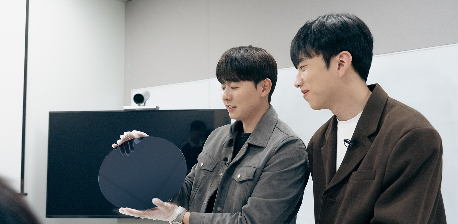 ▲ (왼쪽부터)웨이퍼 생산과 기반기술 인프라의 연관성을 설명하는 문동현 TL, 최진혁 TL