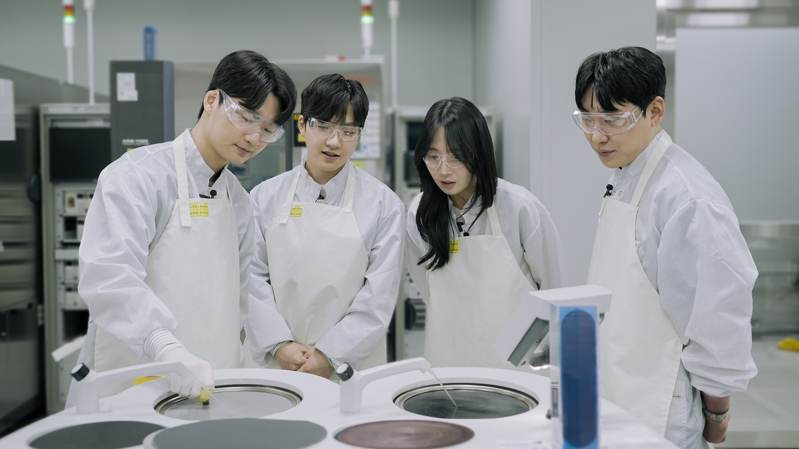 ▲ 분석실에서 앰버서더들과 함께 HBM 패키지 분석을 위한 단면 연마 작업을 진행하는 노원석 TL, 민준홍 TL