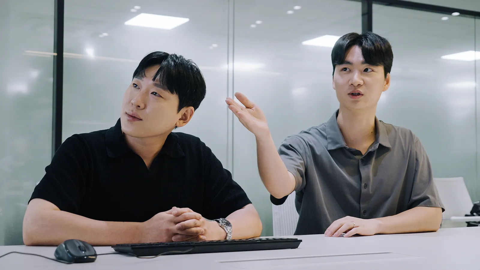 ▲ (왼쪽부터)HBM 패키지의 특성과 PKG개발 직무의 역할에 대해 설명하는 노원석 TL, 민준홍 TL