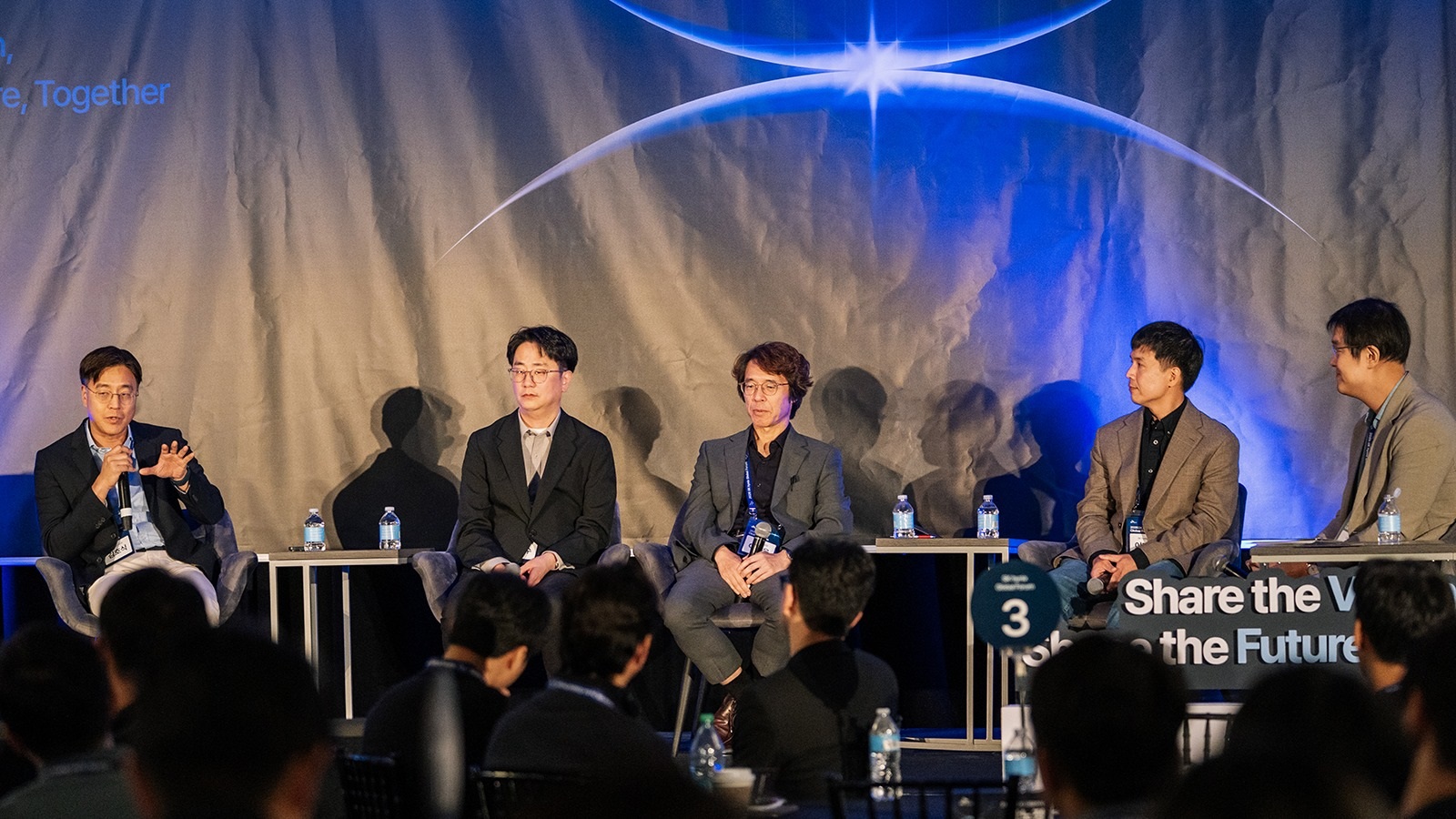 ▲ (왼쪽부터) 김호식 부사장(Memory Systems Research 담당), 김형수 부사장(DRAM설계 담당), 이강욱 부사장(PKG개발 담당), 이재원 부사장(AI Interface 담당), 전상우 교수(UC Irvine)